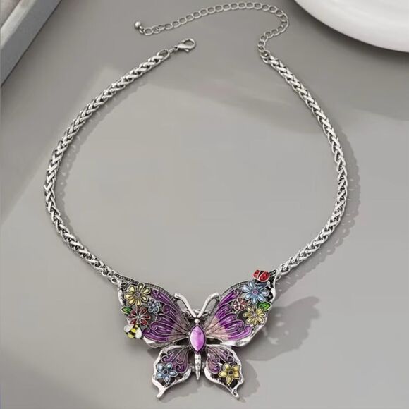 🦋 NEW Betsey Johnson Stunning & Colorful Violet Butterfly Pendant Necklace 🦋 - Picture 3 of 5